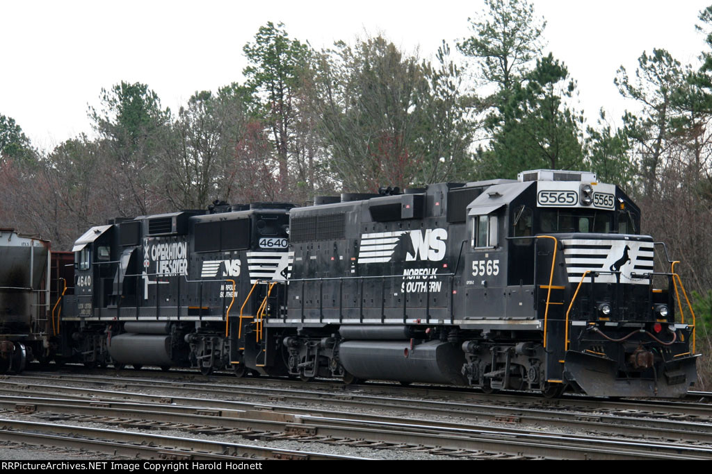 NS 5565 & 4640 sit in the yard